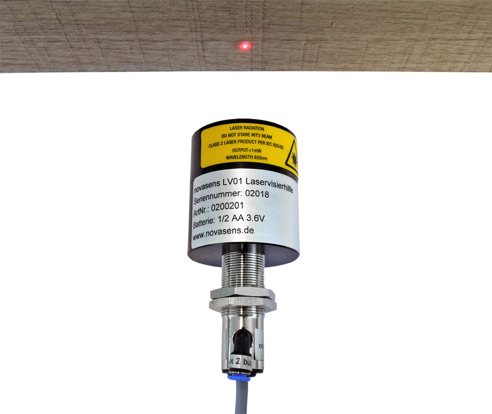 Infrarot-Temperatursensor IR502GAC mit aufschraubbarer Laservisierhilfe LV01 zur Ausrichtung des Sensors für die berührungslose Temperaturmessung eines Holzlaminats