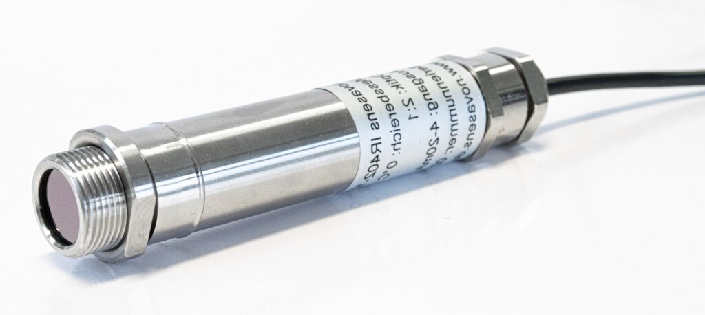 Low-cost pyrometer novasens IR402 one-piece with integrated sensor electronics