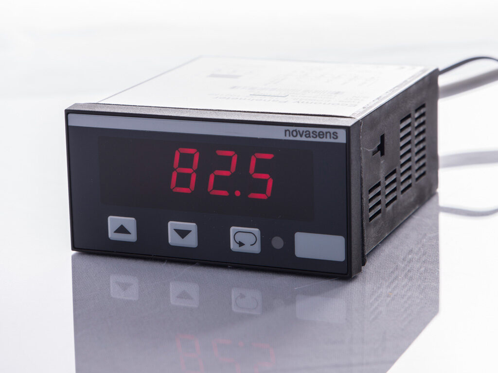 novasens Panelmeter DP1002 for stationary temperature indication of pyrometers with a resolution of 0.1°C