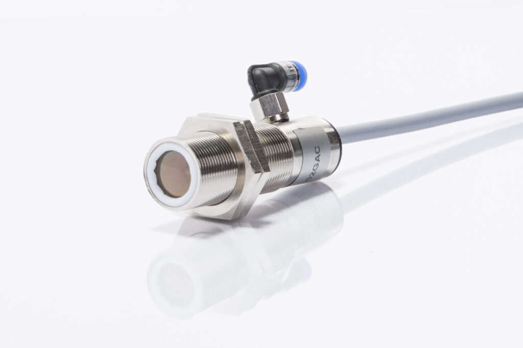 Infrared temperature sensor IR502GAC with plug-in connection for air cooling/lens cleaning with compressed air